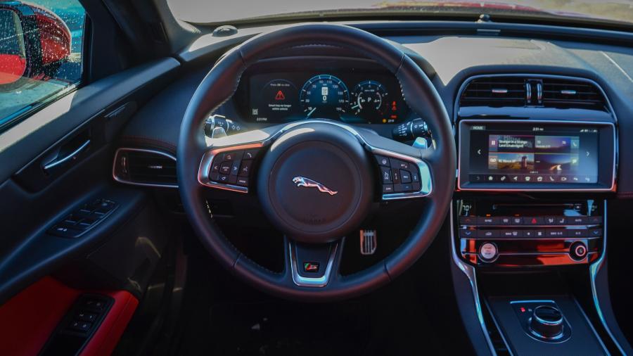 Панель приборов Jaguar XE S AWD 2017 года  (NA) (фото 8 из 16)